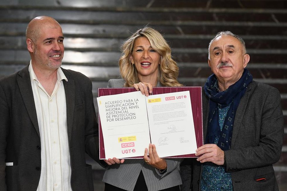 (I-D) El secretario general de CCOO, Unai Sordo; la vicepresidenta segunda y ministra de Trabajo, Yolanda Díaz, y el secretario general de UGT, Pepe Álvarez, posando el pasado 8 de mayo tras la firma del acuerdo que reforma el subsidio por desempleo