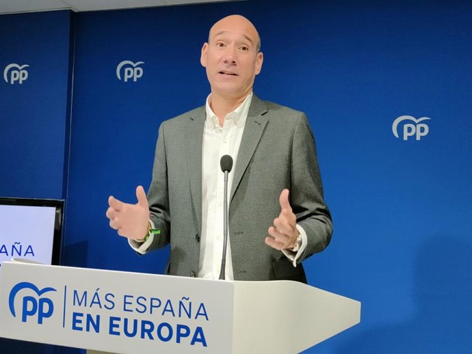 El portavoz del PP de Extremadura, José Ángel Sánchez Juliá, en una rueda de prensa en la sede del partido en Mérida.