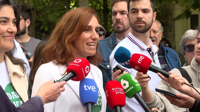 La ministra de Sanidad, Mónica García, ofrece declaraciones a los medios durante una manifestación para defender la sanidad pública, a 19 de mayo de 2024, en Madrid (España).