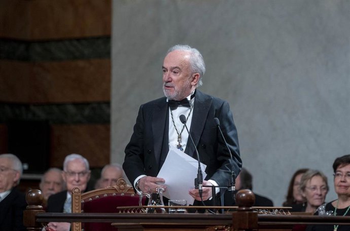 Archivo - El director de la RAE, Santiago Muñoz Machado, interviene durante el acto de ingreso en la RAE de Asunción Gómez-Pérez, en la Real Academia Española, a 21 de mayo de 2023, en Madrid (España). La experta en inteligencia artificial y lenguaje, Asu