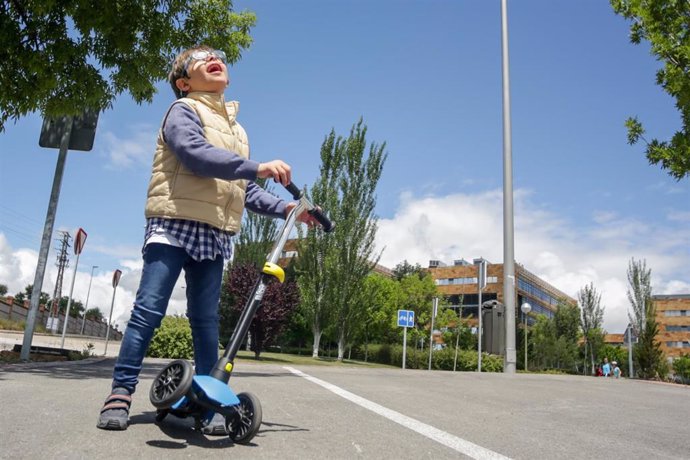 Archivo - Nacho juega con un patinete en un parque