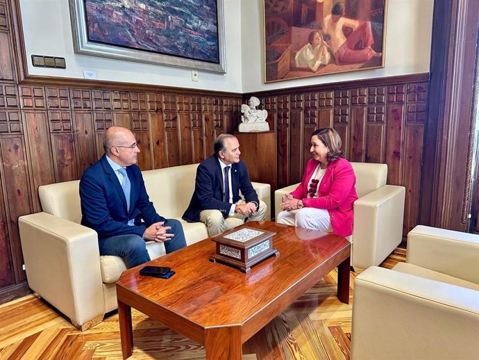 Reunión entre la presidenta de la Diputación de Toledo, Conchi Cedillo, y el alcalde de Talavera, José Julián Gregorio.