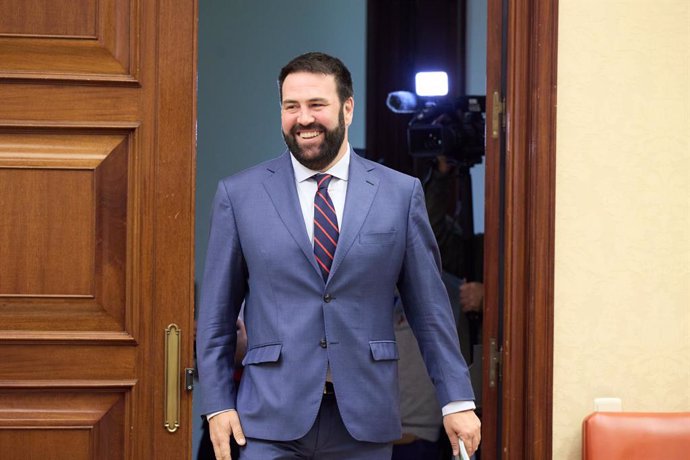 El diputado de EH Bildu en el Congreso, Jon Iñarritu, a su llegada a la Comisión Mixta de Seguridad Nacional, en el Congreso de los Diputados, a 20 de mayo de 2024, en Madrid (España). La ministra de Defensa ha informado hoy sobre cómo afecta a la Segurid