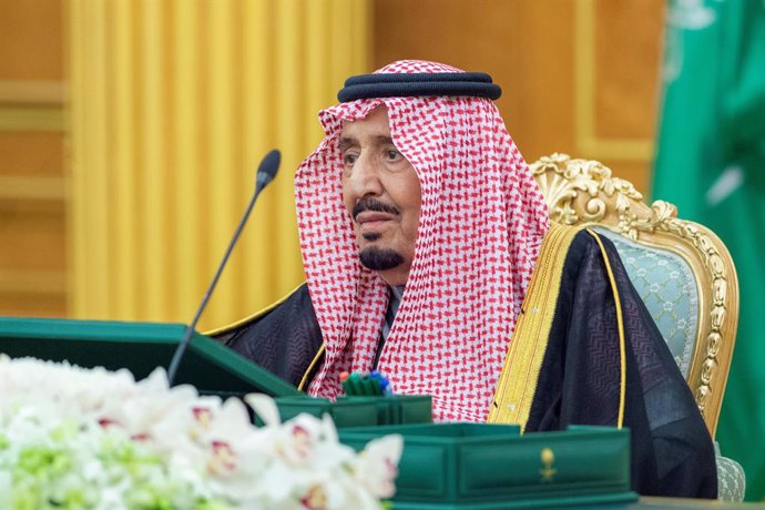 Archivo - 07 December 2022, Saudi Arabia, Riyadh: Saudi King Salman bin Abdulaziz Al Saud chairs a cabinet meeting to discuss the 2023 budget. Photo: -/Saudi Press Agency/dpa