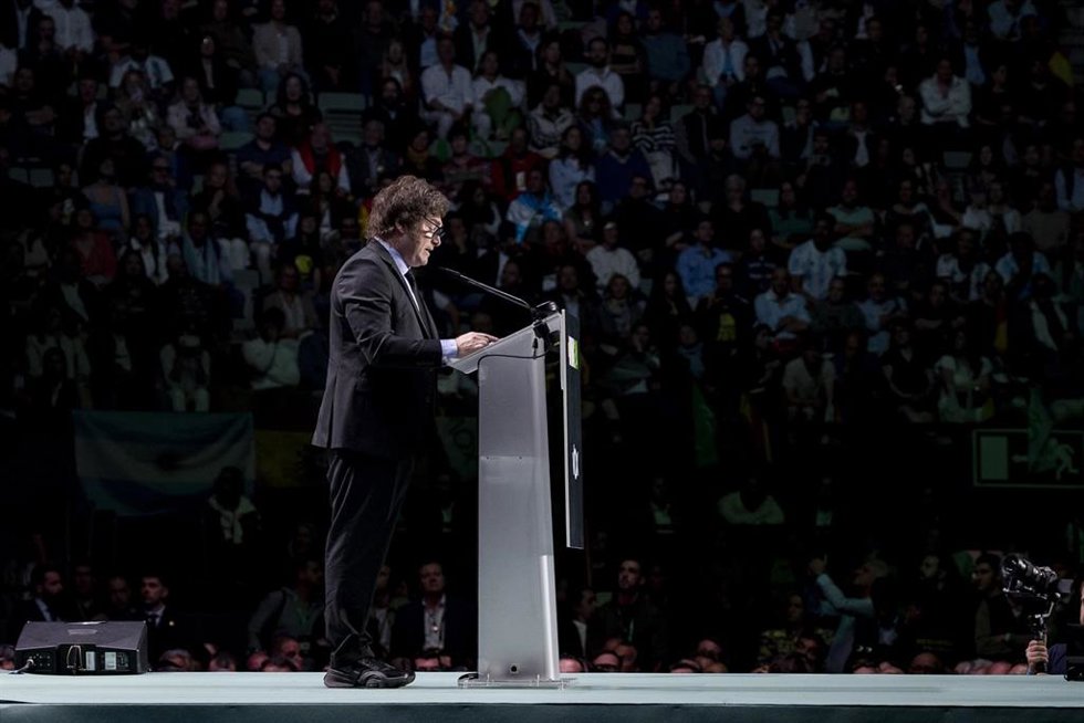 El presidente de Argentina, Javier Milei, interviene durante el acto Viva 24 de VOX, en el Palacio de Vistalegre, a 19 de mayo de 2024, en Madrid (España). 