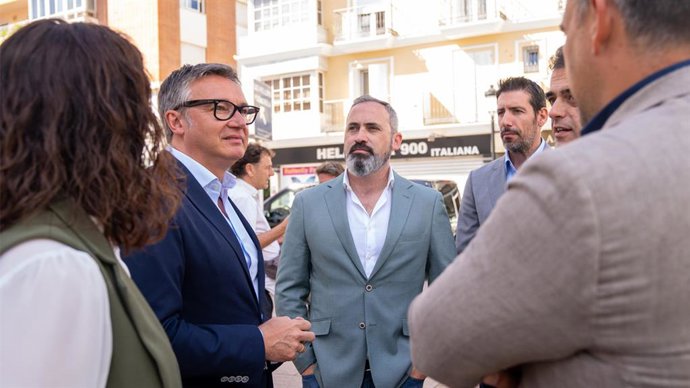El portavoz del grupo parlamentario Vox en el Parlamento de Andalucía, Manuel Gavira, junto a otros líderes del partido durante una rueda de prensa en Fuengirola.