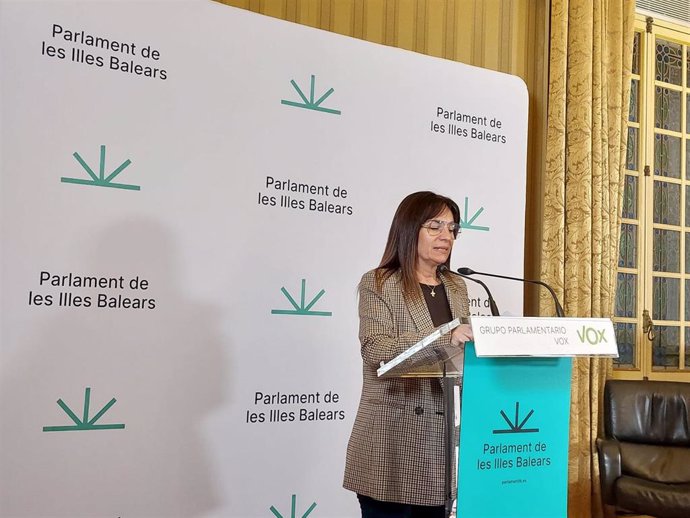 La portavoz de Vox en el Parlament, Manuela Cañadas, en rueda de prensa