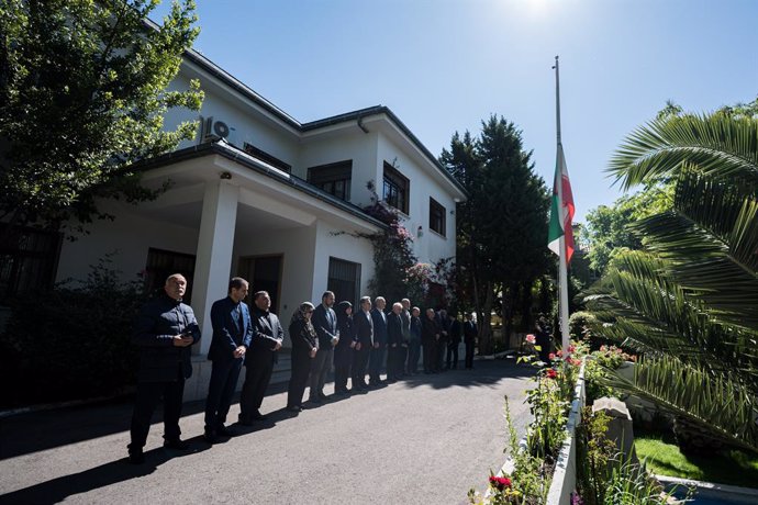 La bandera de Irán arriada en su embajada durante un acto por la muerte del presidente del país, a 20 de mayo de 2024, en Madrid (España). El acto se produce después de que el Gobierno de Irán confirmase esta madrugada la muerte del presidente del país, E