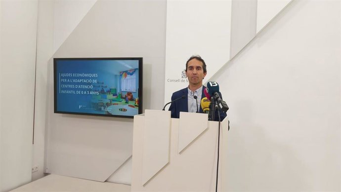 El conseller insular de Bienestar Social, Guillermo Sánchez, en la rueda de prensa para presentar la línea de ayudas para los centros de atención infantil.