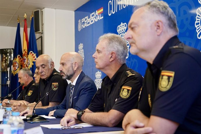 El subdelegado del gobierno del Gobierno en la provincia de Málaga, Javier Salas preside la rueda de prensa para informar sobre el caso y arresto del sospechoso del asesinato de un joven abatido a tiros en Los Montes de Málaga
