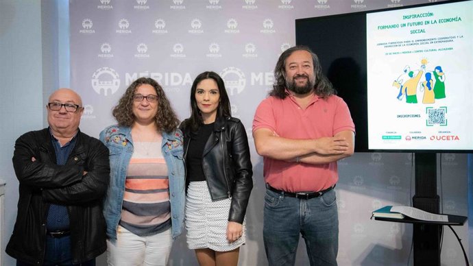 La concejala Pilar Amor con representantes de UCETA durante la presentación de las jornadas de cooperativas de trabajo asociado.