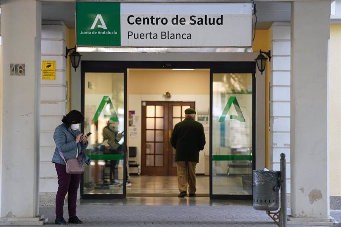 Archivo - Varias personas utilizan la mascarilla en un centro de salud. A 10 de enero de 2024, en Málaga (Andalucía, España). 