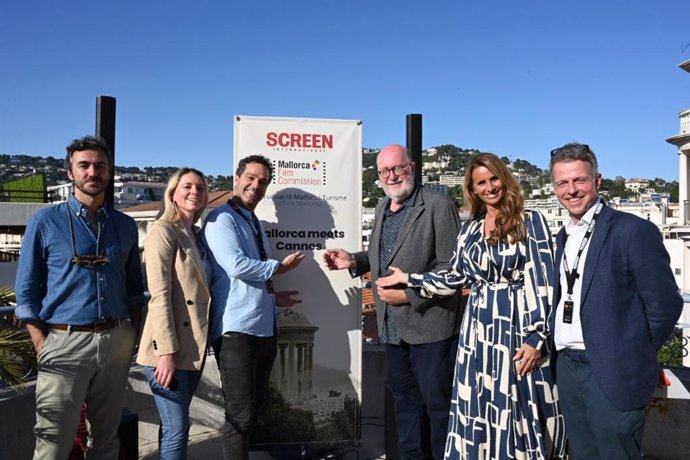 La directora de Turismo para la Demanda y la Hospitalidad, Susanna Sciacovelli, junto al director de la Mallorca Film Commission, Pedro Barbadillo, y otros representantes del sector mallorquín, en el 77º Festival de Cannes.