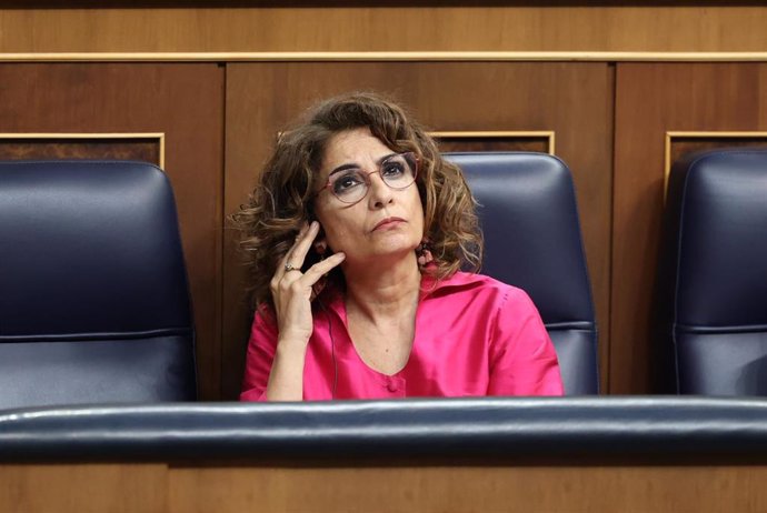 La vicepresidenta primera y ministra de Hacienda, María Jesús Montero, durante una sesión de control al Gobierno, en el Congreso de los Diputados, a 24 de abril de 2024, en Madrid (España).