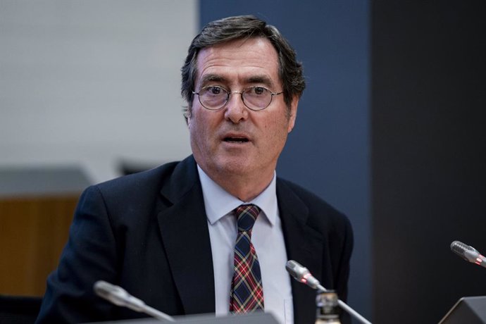 El presidente de la CEOE, Antonio Garamendi, comparece antes los medios tras su reunión con el ministro de Asuntos Exteriores, UE y Cooperación, José Manuel Albares, en la sede de la CEOE, a 24 de abril de 2024, en Madrid (España). Bajo el título ‘Perspec