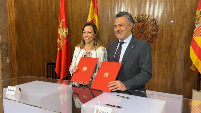 El alcalde de Logroño, Conrado Escobar, y la alcaldesa de Zaragoza, Natalia Chueca, han suscrito hoy en la capital aragonesa un protocolo de colaboración turística, cultural, comercial y gastronómica entre ambas ciudades