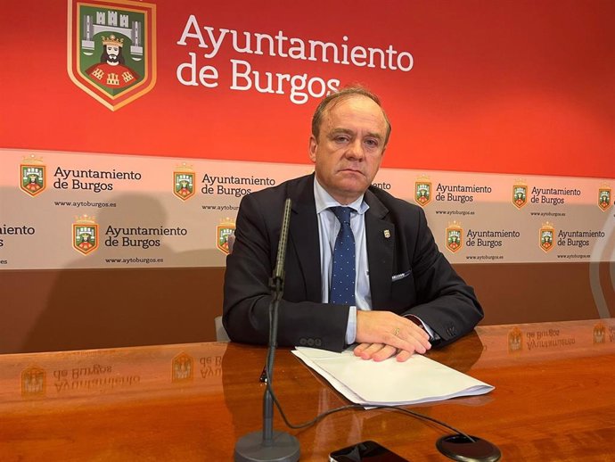 El teniente de alcalde y concejal de Juventud presenta las ayudas al autoempleo y el emprendimiento.