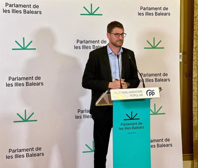 El portavoz parlamentario del PP, Sebastià Sagreras, en rueda de prensa