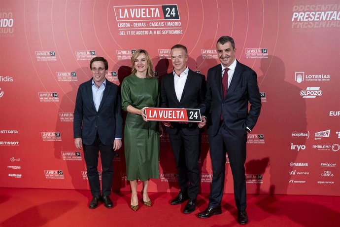 Archivo - La ministra de Educación, Formación Profesional y Deportes, Pilar Alegría, en la presentación del recorrido oficial de La Vuelta 2024 junto al alcalde de Madrid, José Luis Martínez-Almeida, y el director de la ronda, Javier Guillén.