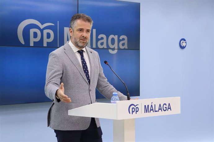 El vicesecretario de Málaga Productiva y coordinador del Observatorio Económico y de Precios del PP de Málaga, Carlos Conde, en rueda de prensa