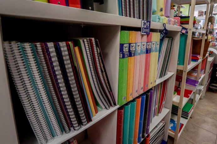 Archivo - Cuadernos, archivadores y demás material escolar en la librería-papelería 'Zepol', a una semana del inicio del curso escolar en algunas comunidades autónomas, a 29 de agosto de 2022, en Pozuelo de Alarcón, Madrid (España). Los españoles prevén g