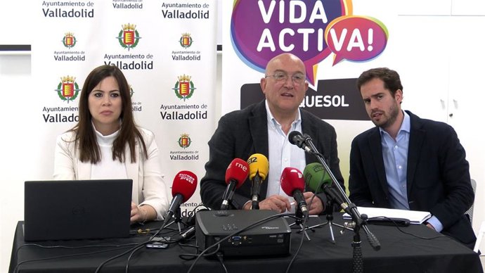 El alcalde de Valladolid, Jesús Julio Carnero (en el centro), junto al concejal Rodrigo Nieto y Berta Martínes, directora de un centro de Vida Activa.