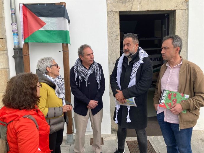 El coordinador general de IU de Asturias, Ovidio Zapico, a la derecha en la foto.