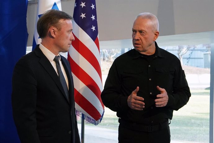 Archivo - TEL AVIV , Dec. 14, 2023  -- Israeli Defense Minister Yoav Gallant (R) meets with U.S. National Security Advisor Jake Sullivan in Tel Aviv, Israel, on Dec. 14, 2023. Israeli leaders told U.S. National Security Advisor Jake Sullivan on Thursday t