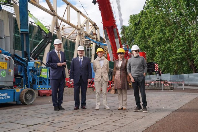 Miguel Zugaza, Juan Mari Aburto, Norman Foster y Luis María Uriarte posan durante su visita a las obras de ampliación del Museo de Bellas Artes de Bilbao