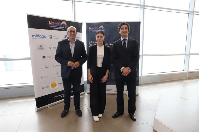 El vicepresidente de Cultura y Educación de la Diputación de Málaga, Manuel López Mestanza, junto al director, fundador y organizador del concurso internacional de piano Ciudad de Málaga, Pablo Amorós y la artista Alexandra Dovgan.