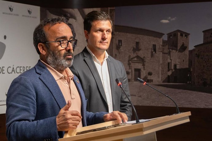 El presidente de la Diputación de Cáceres, Miguel Ángel Morales, y el diputado de Fomento, Fernando García Nicolás
