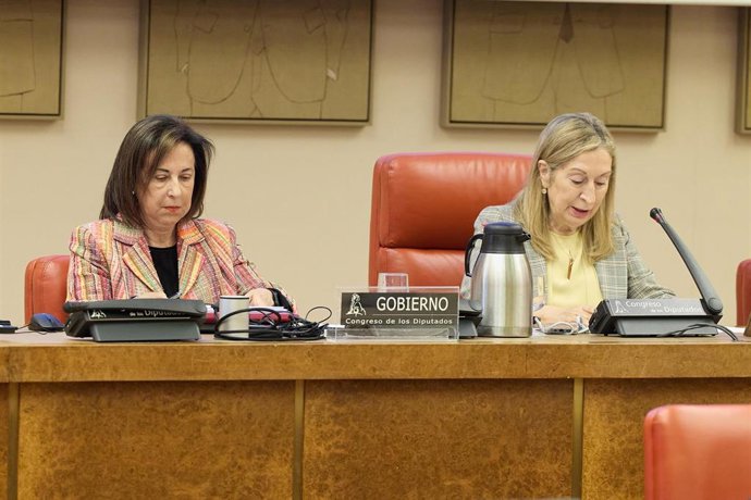 La ministra de Defensa, Margarita Robles, junto a la presidenta de la Comisión Mixta de Seguridad Nacional, Ana Pastor