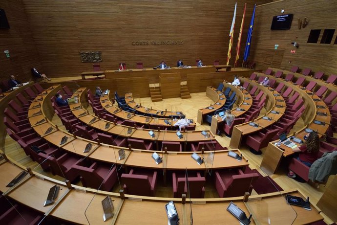 Archivo - Mamparas en el hemiciclo de Les Corts