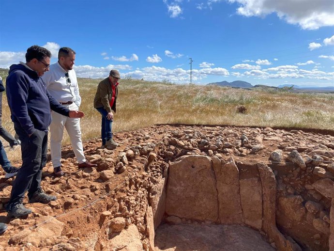 Visita a la Necrópolis Megalítica de Haza Colorada en Morelábor (Granada)