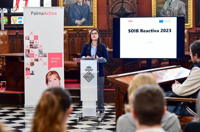 La regidora de Economía, Comercio y Autónomos, Lupe Ferrer, durante el acto de clausura de SOIB Reactiva Palma 2023, en el Salón de Plenos del Ayuntamiento de Palma.