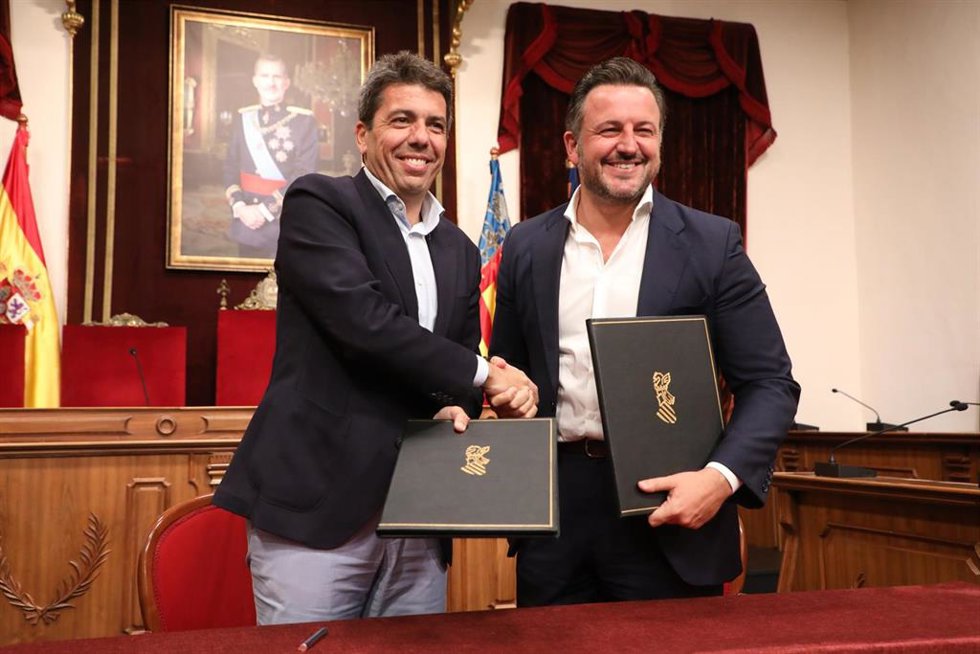 El 'president' de la Generalitat, Carlos Mazón, y el alcalde de Elche, Pablo Ruz, firman el convenio para la ejecución de las obras de finalización de la ronda sur de Elche