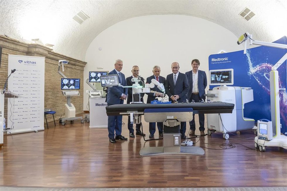 El alcalde, Francisco de la Torre Prados; el jefe de Neurocirugía de Instituto de Neurociencias Vithas en Málaga, Miguel Ángel Arráez; el presidente de Commálaga, Pedro Navarro; el gerente de Vithas Málaga, Rubén Sanz; y José M Baena, director territori