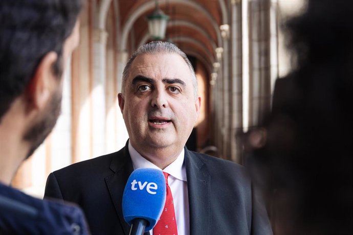 Archivo - El consejero de Fomento de Cantabria, Roberto Media