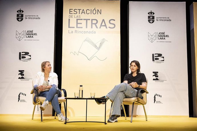 Megan Maxwell y Sandra Miró dialogan sobre su obra en 'Estación de las Letras' de La Rinconada (Sevilla).