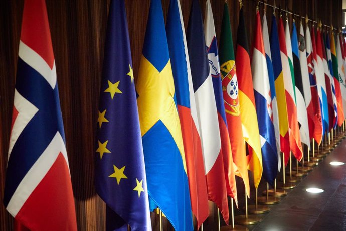Archivo - Imagen de archivo de la bandera de la Unión Europea junto a varias banderas de los países pertenecientes.