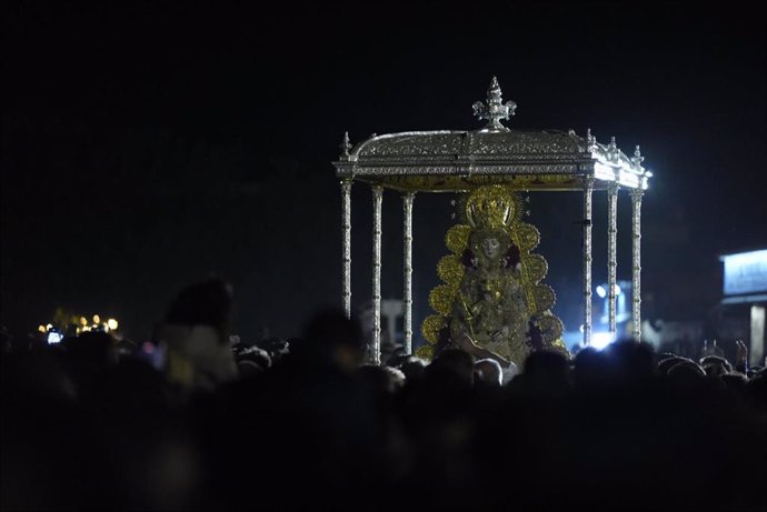 La Virgen del Rocío procesiona por las calles de la aldea durante la romería de 2024.