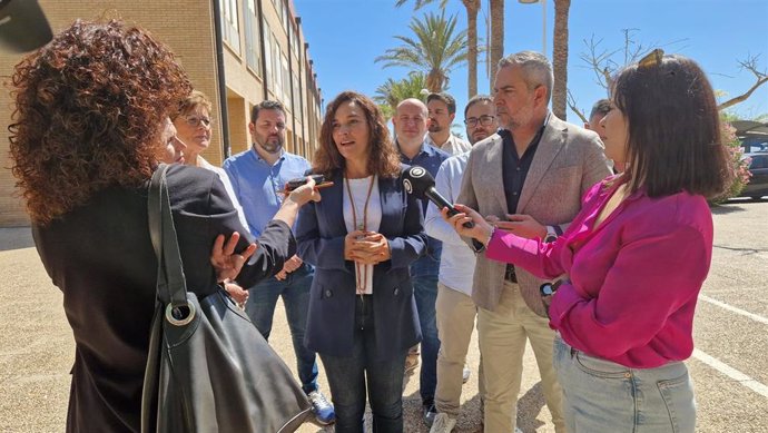 La eurodiputada del PSOE Lina Gálvez atiende a los medios en Almería.