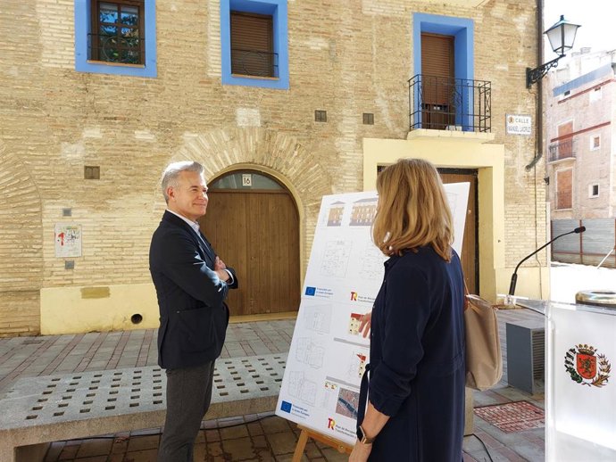 El consejero municipal de Urbanismo, Víctor Serrano, visita el proyecto de viviendas de alquiler asequible en El Rabal.