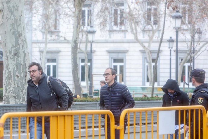 Archivo - El empresario Íñigo Rotaetxe (d), junto al hermano de Koldo García, Joseba García (i).