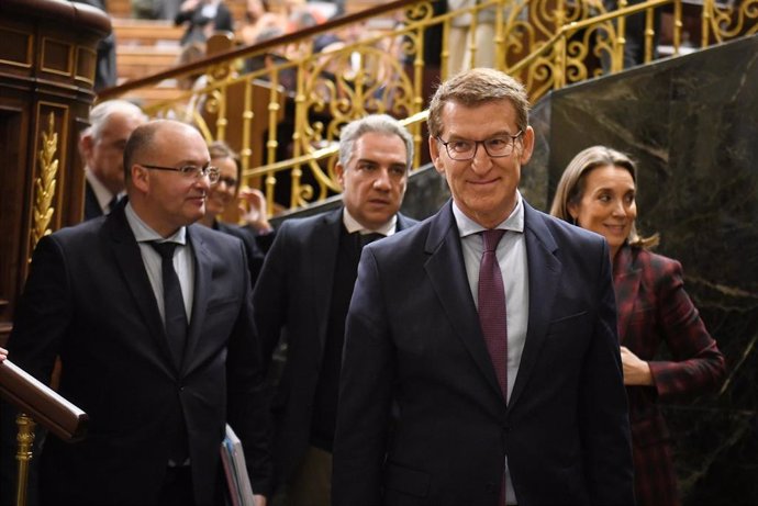 Archivo - El presidente del Partido Popular, Alberto Núñez Feijóo (2d), a su salida de una sesión plenaria, en el Congreso de los Diputados, a 29 de febrero de 2024, en Madrid (España).