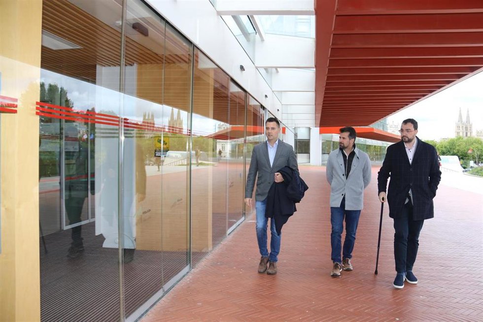 El presidente de Asturias, Adrián Barbón, el secretario general del PSOE de Castilla y León, Luis Tudanca, y el secretario general de la Agrupación Municipal del PSOE de Burgos, Daniel de la Rosa
