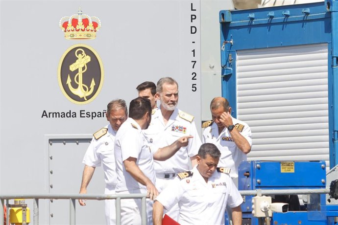 El Rey Felipe VI (c) durante su visita al Cuartel General de la Fuerza de Acción Marítima, a 20 de mayo de 2024, en Cartagena, Región de Murcia (España). La Fuerza de Acción Marítima (FAM) está especializada en lo que se conoce de forma genérica como mi