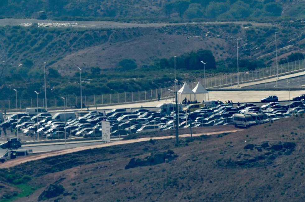Archivo - Varios vehículos esperan para entrar a Ceuta en una explanada habilitada en la nueva zona comercial de Castillejos, a 24 de agosto de 2023, en Castillejos/Fnideq, Marruecos (España). 