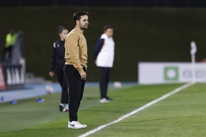 Archivo - Jonatan Giraldez, head coach of FC Barcelona, looks on during the Spanish Women League, Liga F, football match played between Real Madrid and FC Barcelona at Alfredo Di Stefano stadium on March 24, 2024, in Valdebebas, Madrid, Spain.