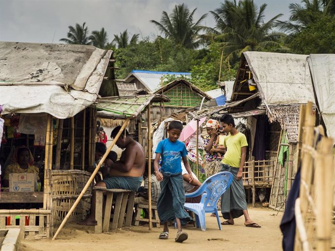 Archivo - Imagen de archivo de miembros de la minoría rohingya en un campamento de desplazados en el estado de Rajine, en Birmania. 